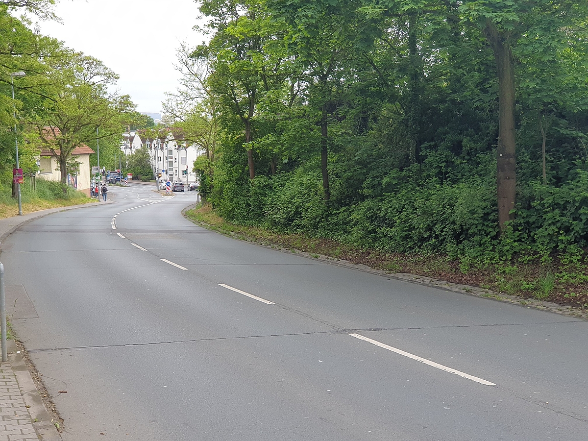 Zwischen Elbestraße und Mainzer Straße – ein Fahrstreifen für Fahrradfahrer würde diesen Bereich wesentlich sicherer machen