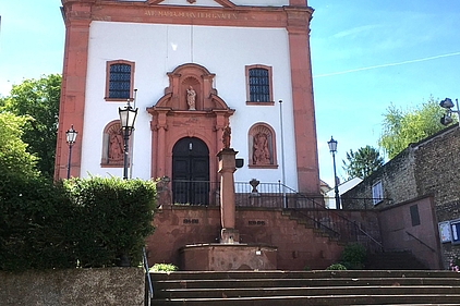 Defekter Brunnen vor der Kirche St. Stephan in Marienborn Defekter Brunnen vor der Kirche St. Stephan in Marienborn